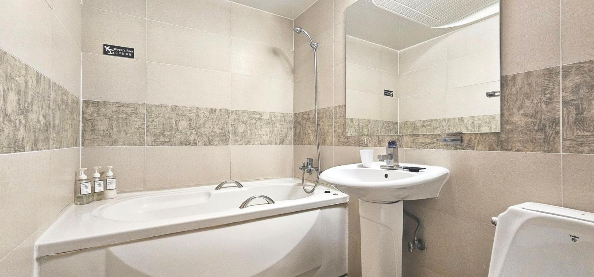 Hansan Hotel Тхонйон Екстер'єр фото
